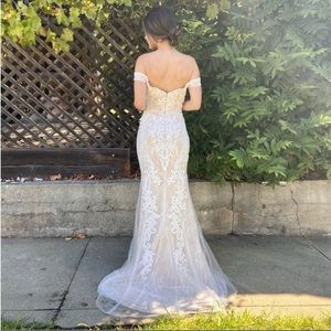 White Beaded Lace Off-the-Shoulder Maxi Dress w/ Train 🌿